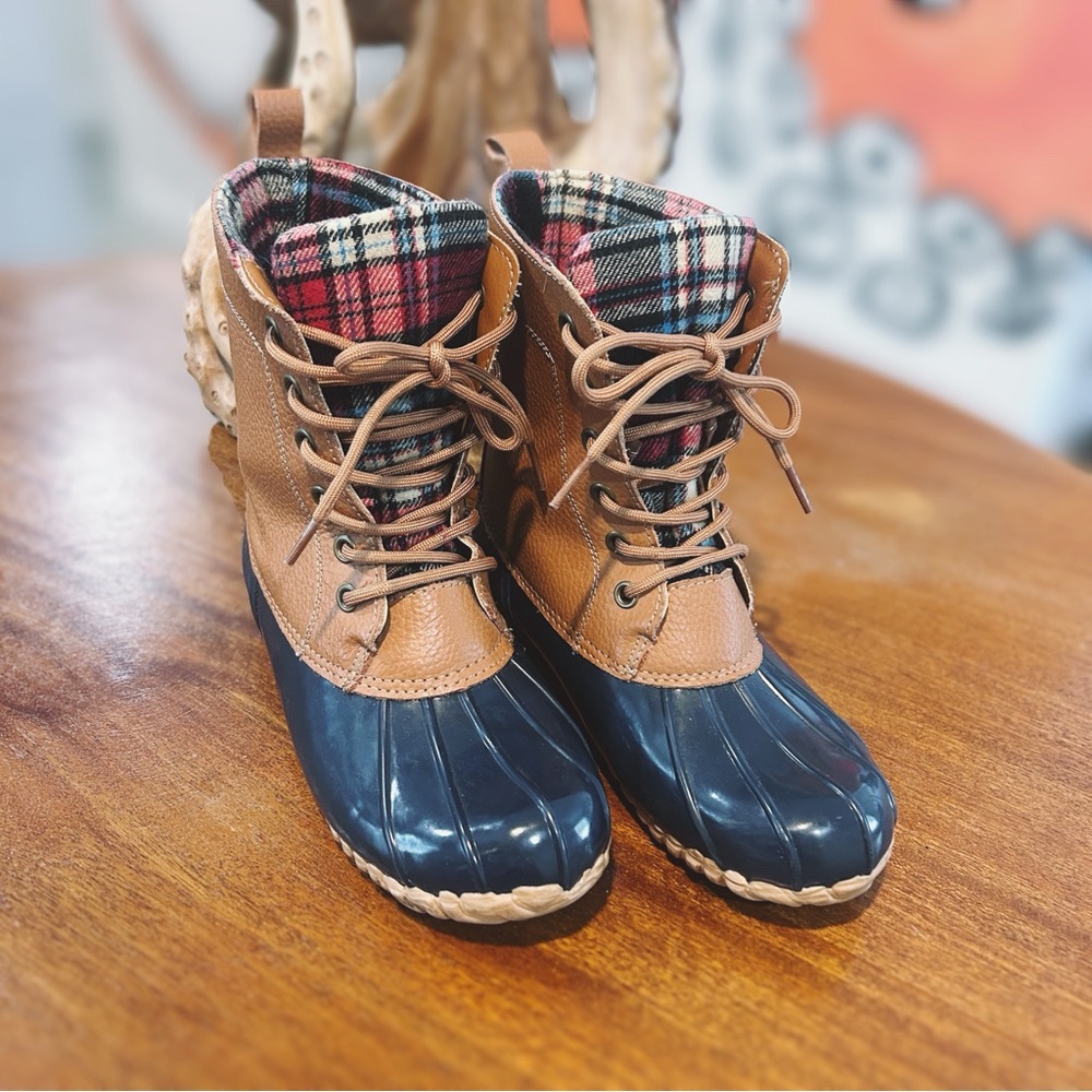 Sporto Women's Tan and Navy Duck Boots with Plaid Lining 8M